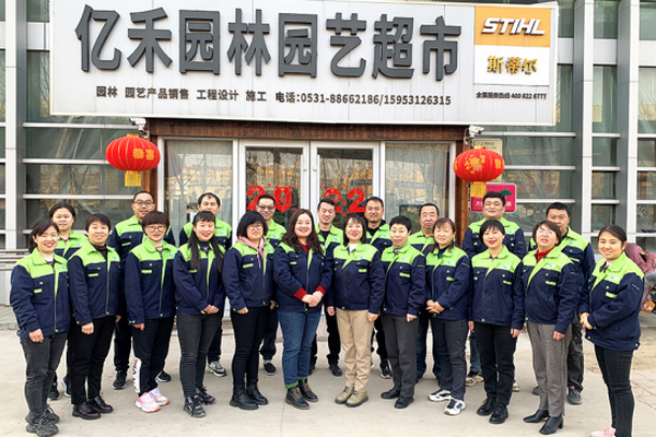 金牛辞岁千仓满,玉虎迎春百业兴